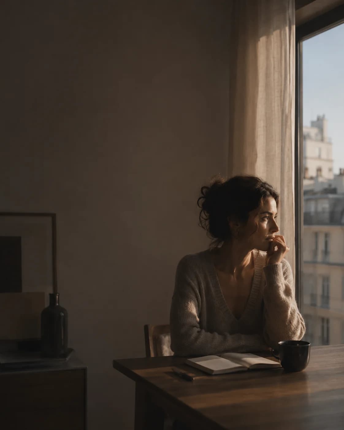 Moment de réflexion calme près d’une fenêtre au petit matin.